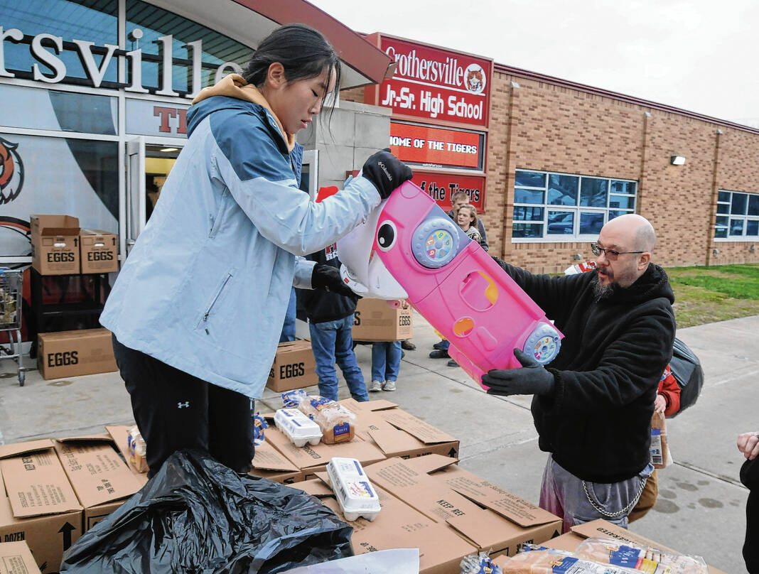 https://tribtown.com/wp-content/uploads/2022/12/130367663_web1_20221220st-toy-and-food-drive-08-ZS.jpg